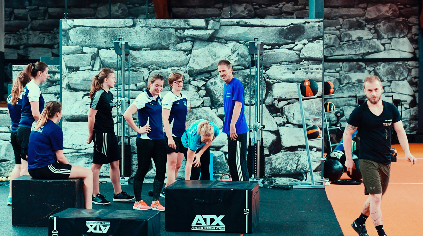 behind:the:scenes:it's:your:stage:start:play:repeat - SV Bavaria Waischenfeld die Frauenfußballmannschaft beim Cross Gym Trainin mit Bastian Lumpp in der Sportwelt Pegnitz